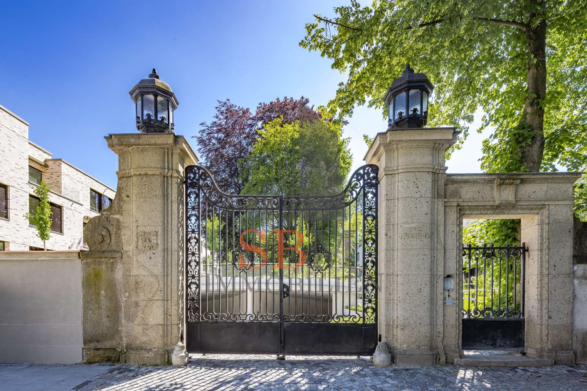 Luxury Living am Isarhochufer - Exklusive, möblierte 2-Zimmer-Wohnung in Top-Lage - Prachtvolle Tor-Einfahrt