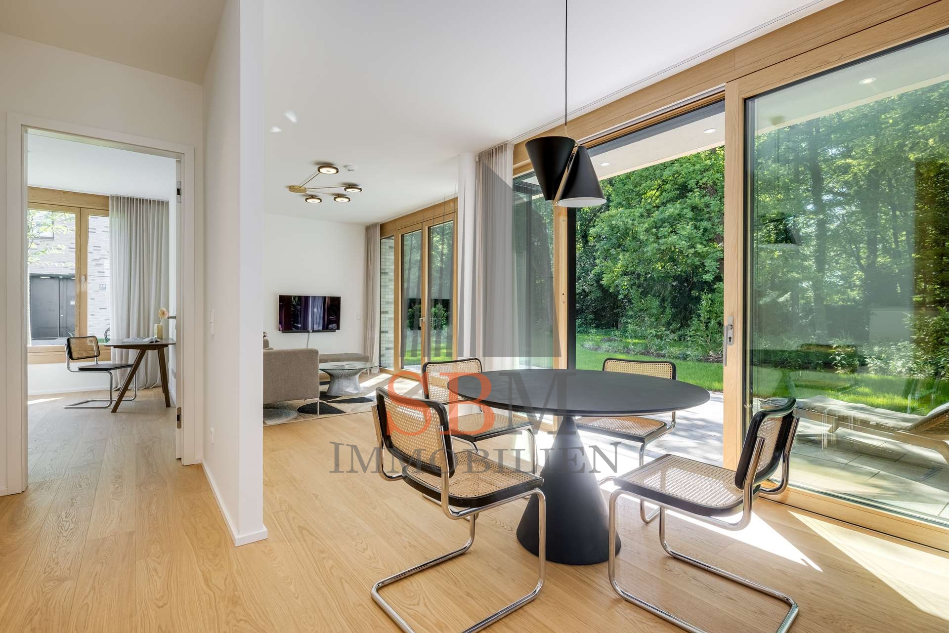 Luxury Living am Isarhochufer - Exklusive, möblierte 2-Zimmer-Wohnung in Top-Lage - Offener Wohn/Essbereich mit Designklassikern