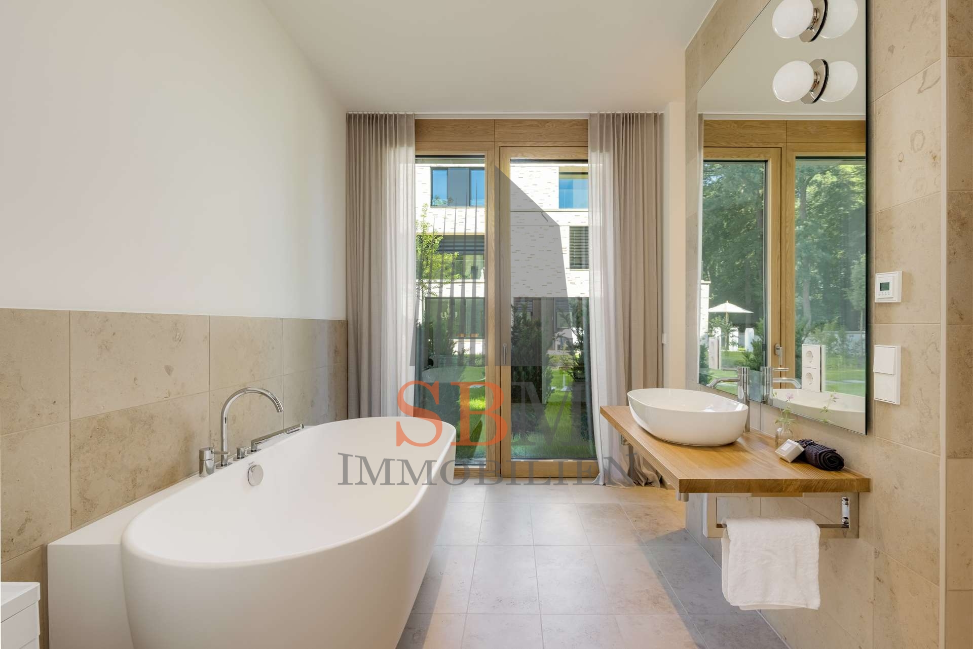 Luxury Living am Isarhochufer - Exklusive, möblierte 2-Zimmer-Wohnung in Top-Lage - Bad mit Dusche und Badewanne