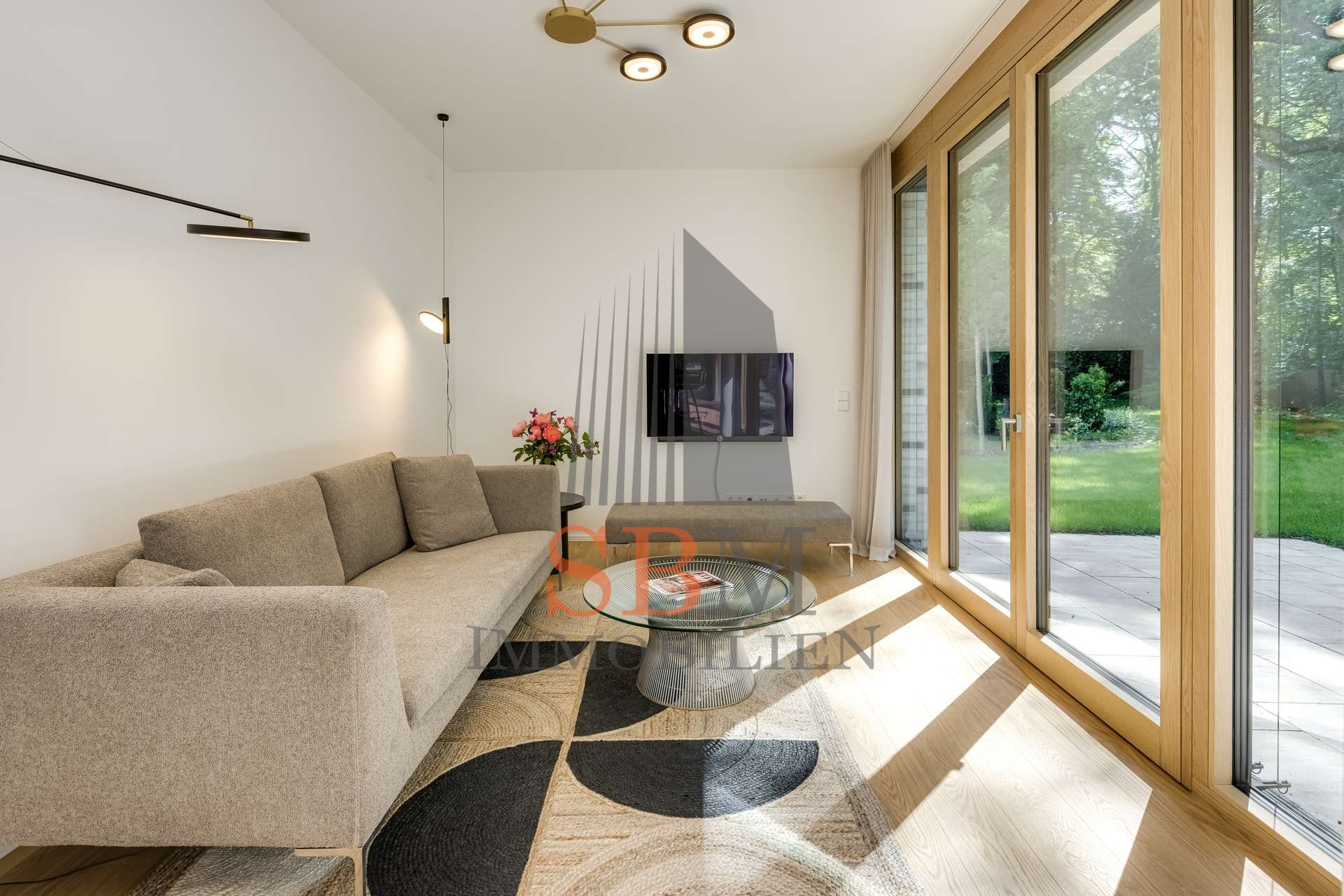 Luxury Living am Isarhochufer - Exklusive, möblierte 2-Zimmer-Wohnung in Top-Lage - Wohnzimmer mit Blick ins Grüne