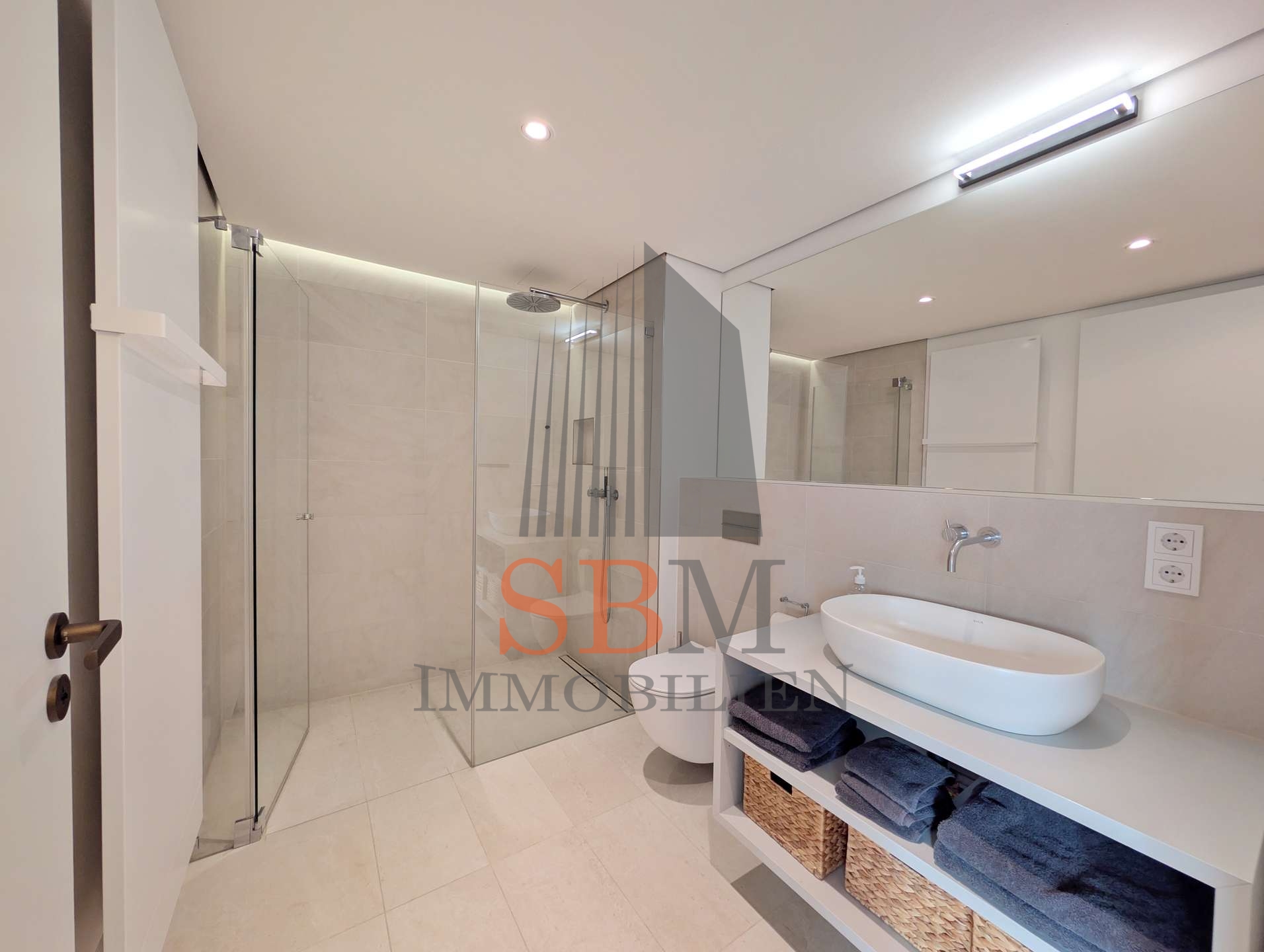 Luxuriöses Stadtpanorama: Möblierte 2-Zi. Whg. in repräsentativen Neubauensemble - Duschbad