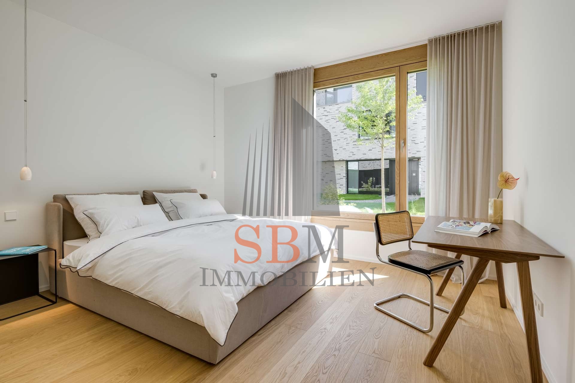 Luxury Living am Isarhochufer - Exklusive, möblierte 2-Zimmer-Wohnung in Top-Lage - Schlafzimmer mit Schreibtisch