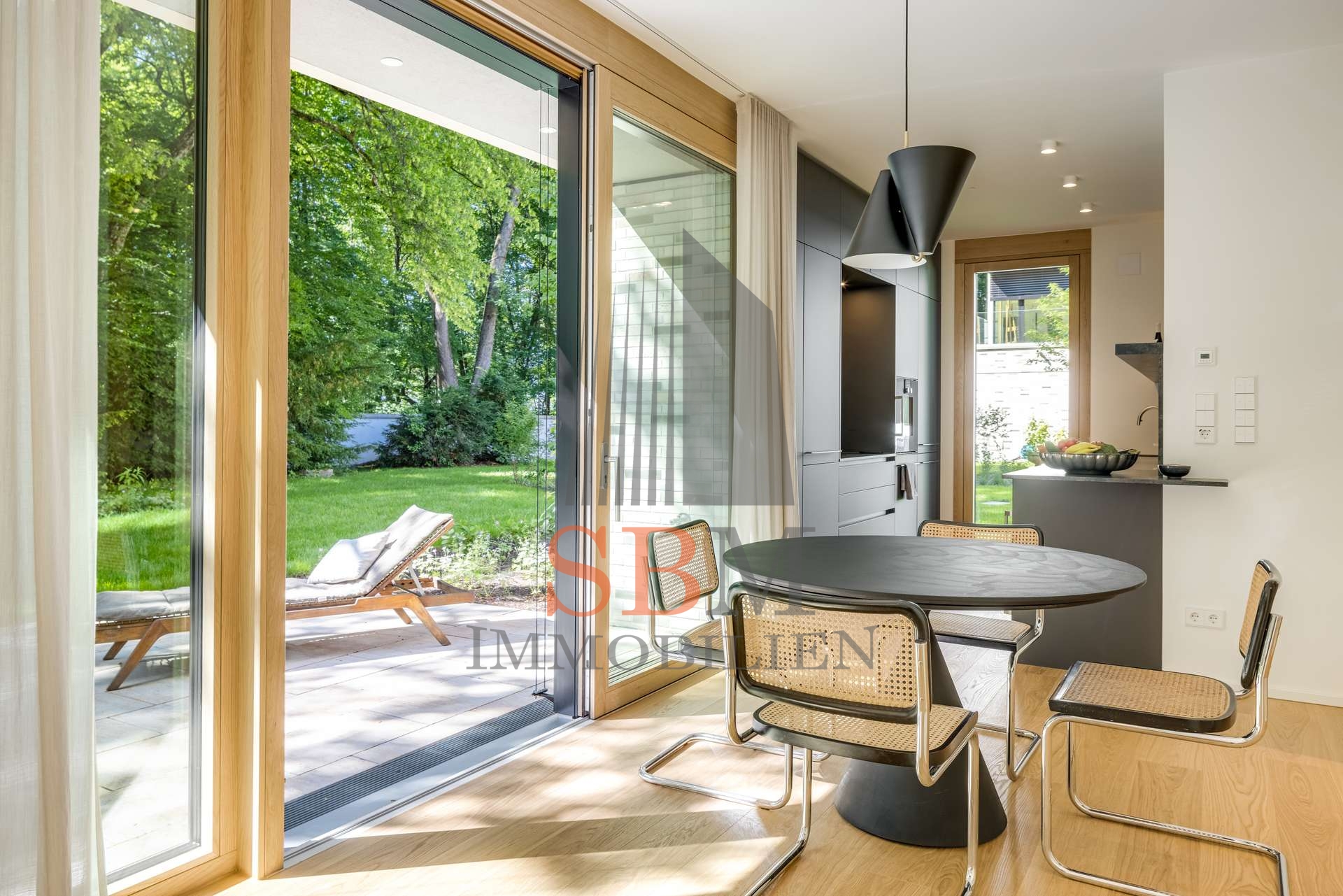 Luxury Living am Isarhochufer - Exklusive, möblierte 2-Zimmer-Wohnung in Top-Lage - … und Zugang zur Terrasse