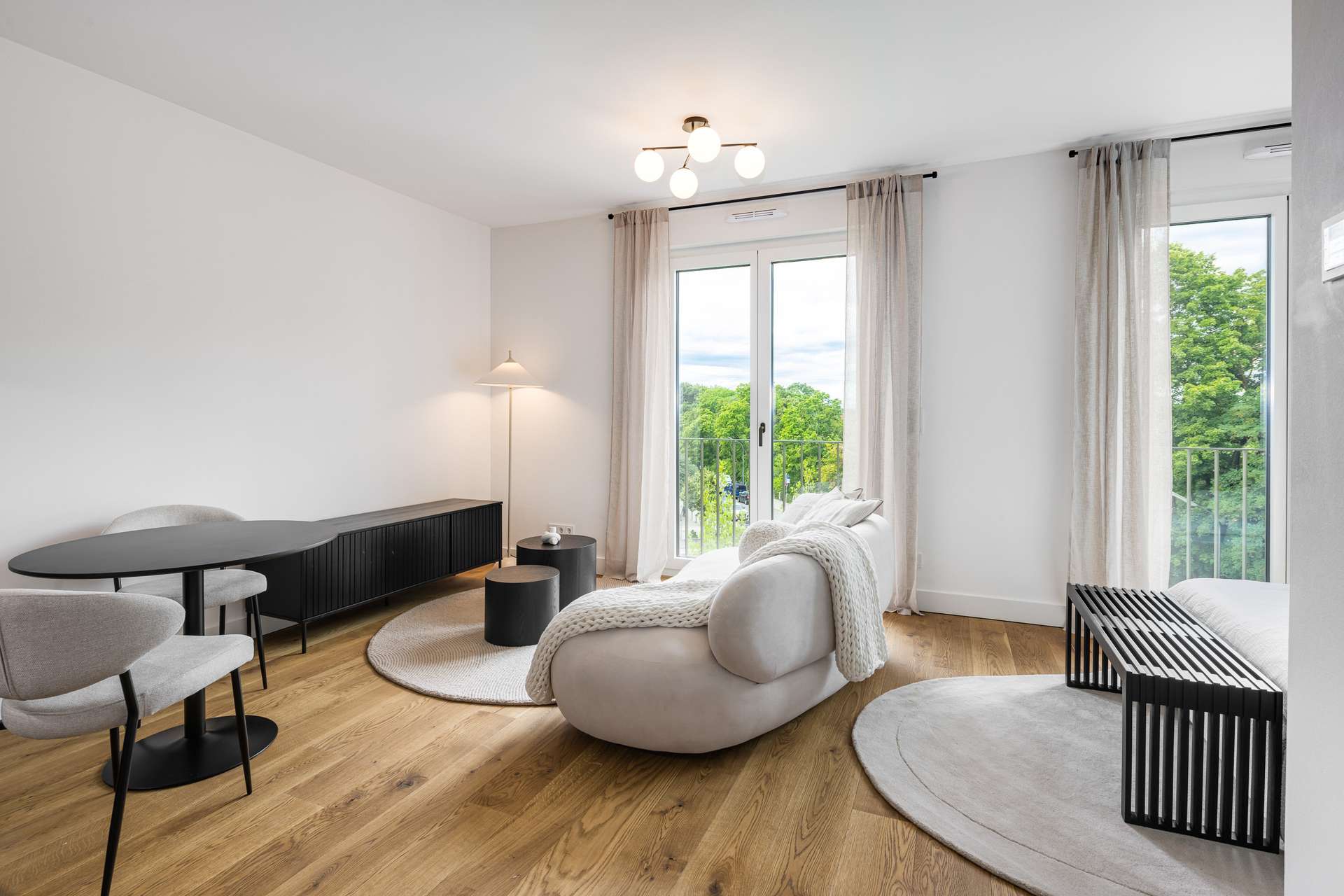 Luxuriös möbliertes Stadtapartment im repräsentativen Neubauensemble - Wohn/Esszimmer