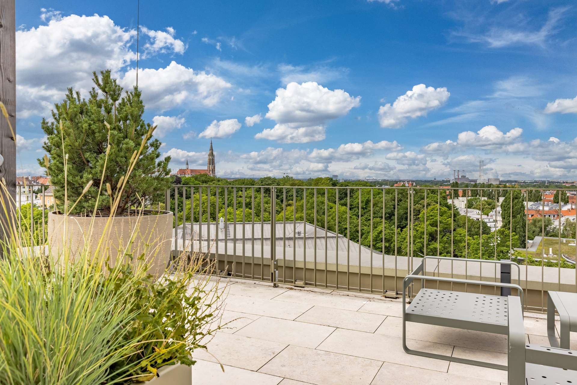 Luxuriös möbliertes Stadtapartment im repräsentativen Neubauensemble - Dachterrasse