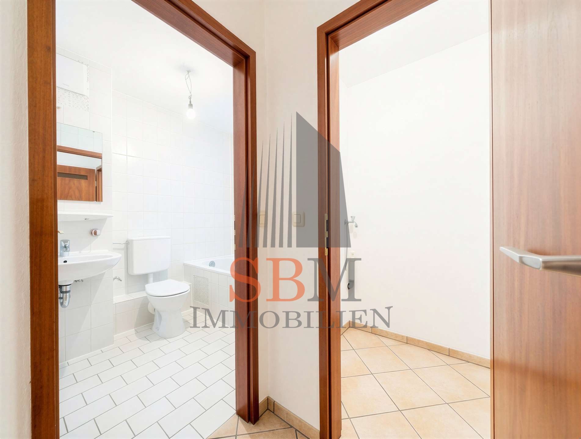 Sonnige 3-Zimmer-Wohnung mit Balkon zum Innenhof - Bad und Abstellkammer (Waschmaschinenanschluss)