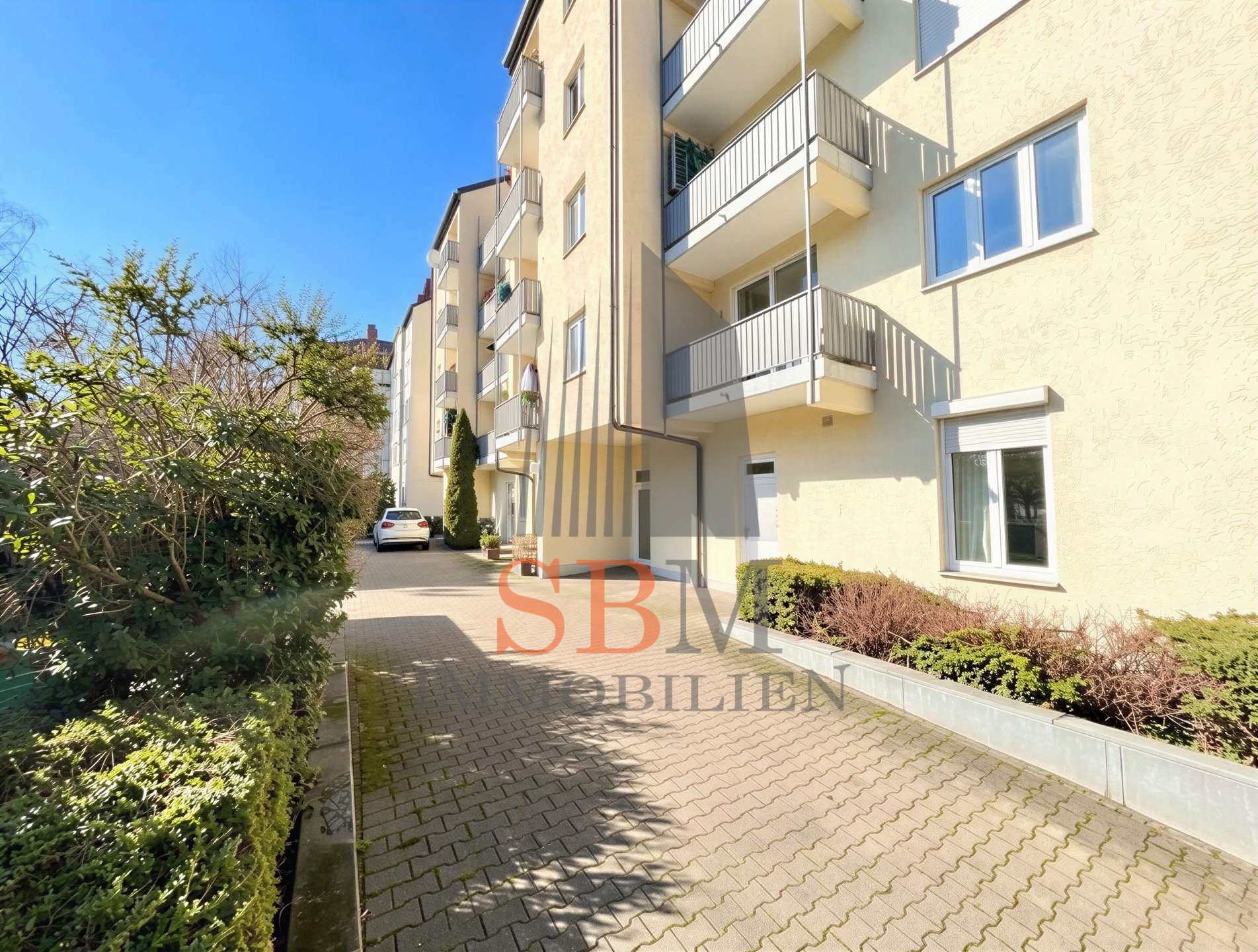 Sonnige 3-Zimmer-Wohnung mit Balkon zum Innenhof - Hauseingang