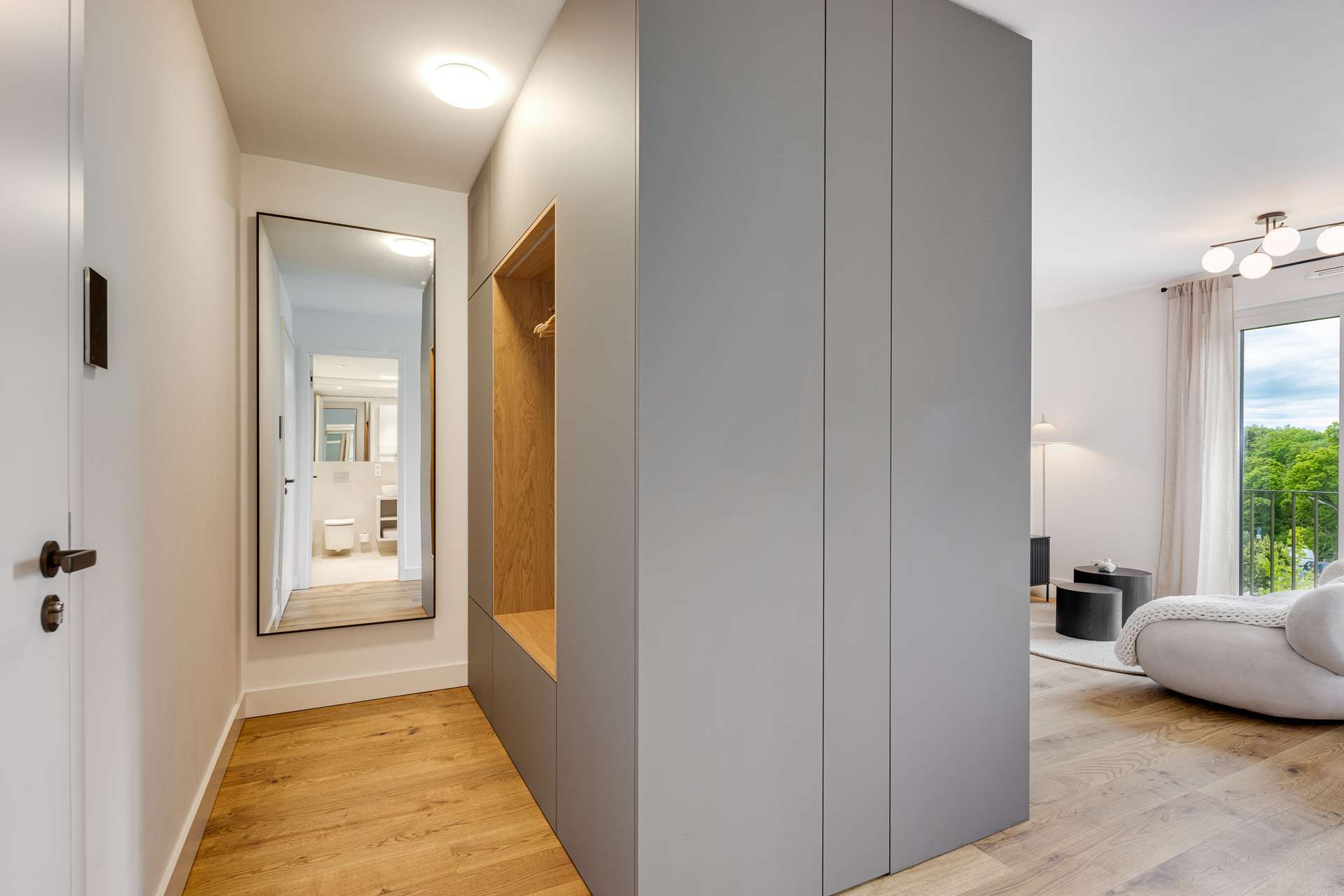 Luxuriös möbliertes Stadtapartment im repräsentativen Neubauensemble - Garderobe