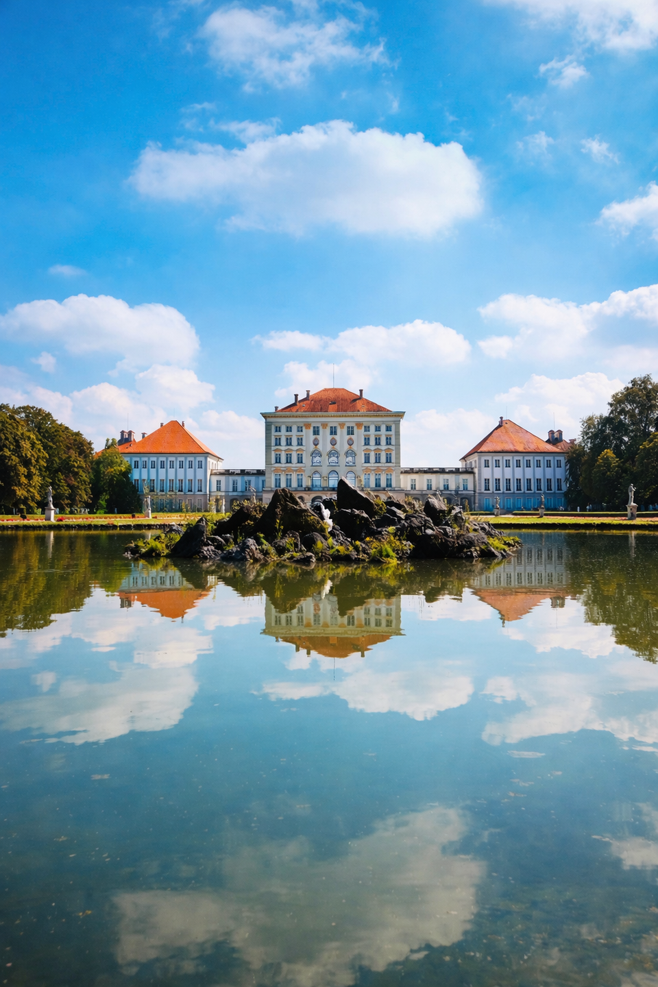 Aristokratisches Wohnen in Nymphenburg - Exklusive 3-Zimmer-Gartenwohnung am Schloss - Außenansicht