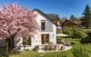 Elegantes Einfamilienhaus mit traumhaftem Garten, Atelier und PV-Anlage - Außenansicht