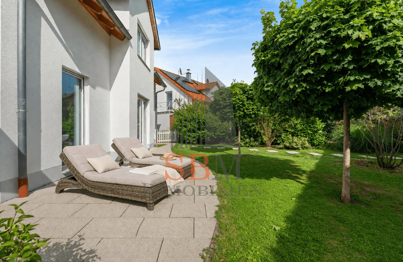 Elegantes Einfamilienhaus mit traumhaftem Garten, Atelier und PV-Anlage - Garten