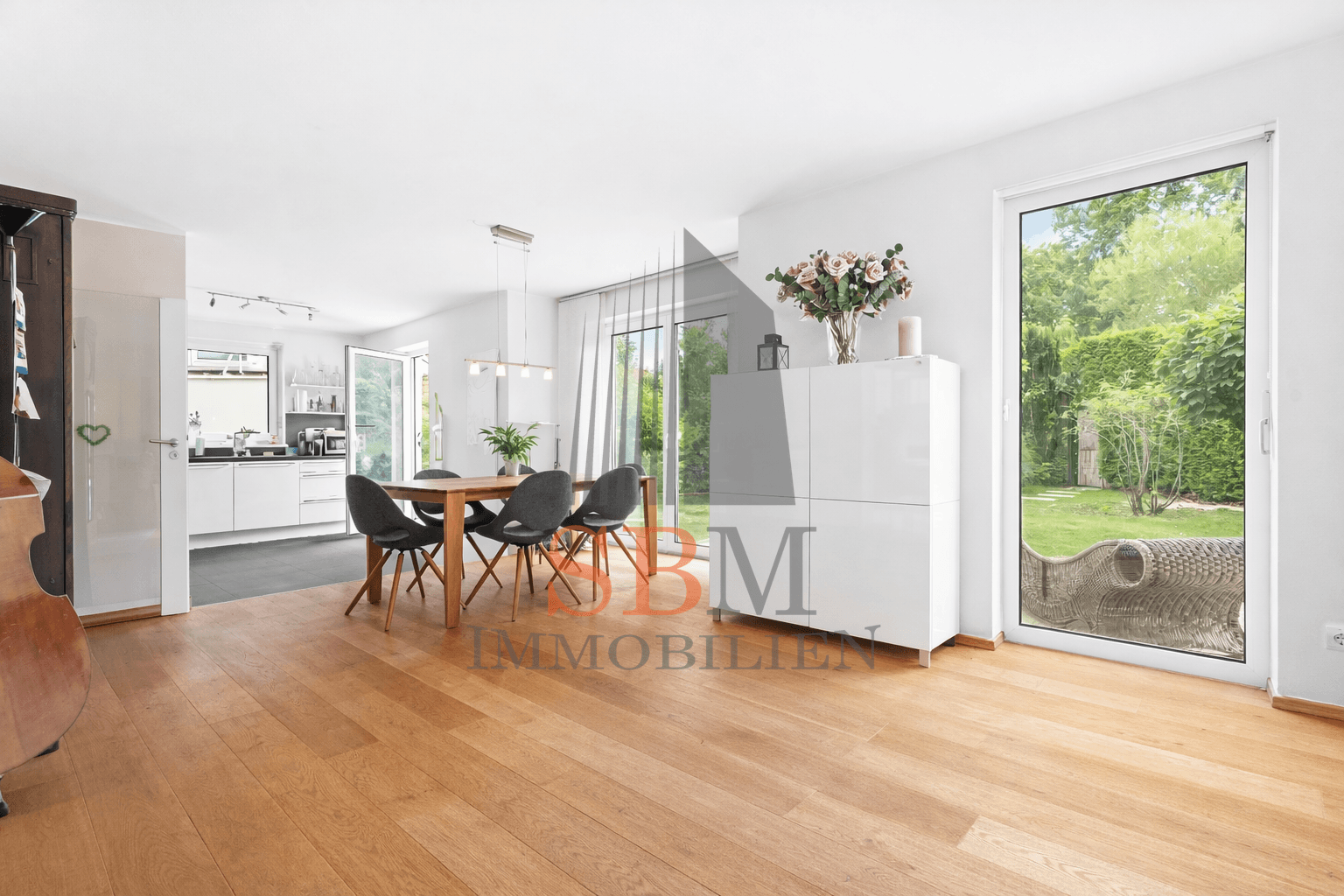 Elegantes Einfamilienhaus mit traumhaftem Garten, Atelier und PV-Anlage - Wohnzimmer