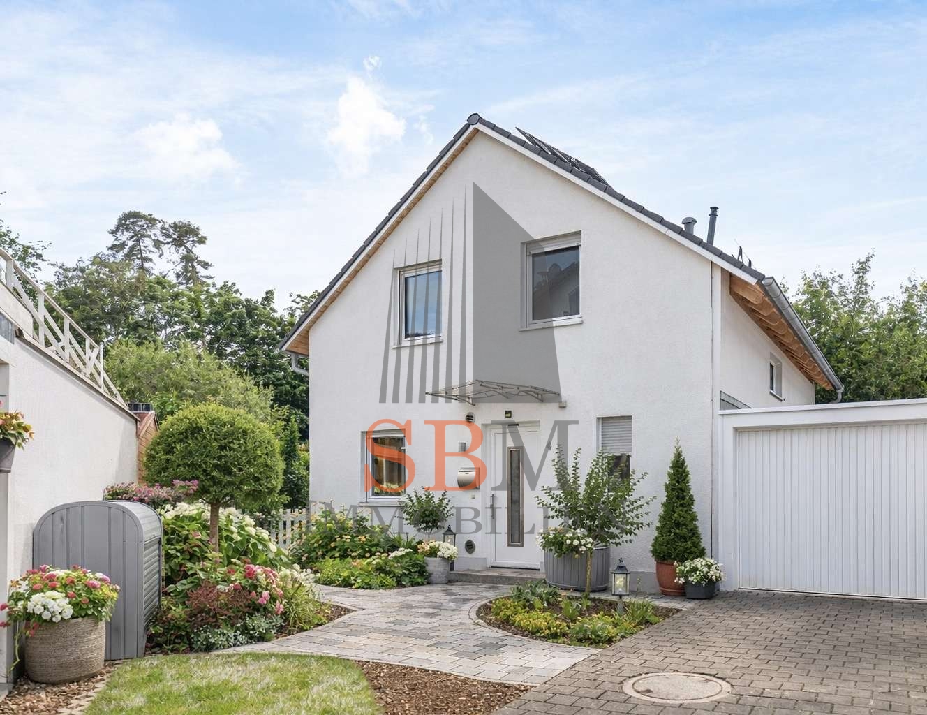 Elegantes Einfamilienhaus mit traumhaftem Garten, Atelier und PV-Anlage - Außenansicht