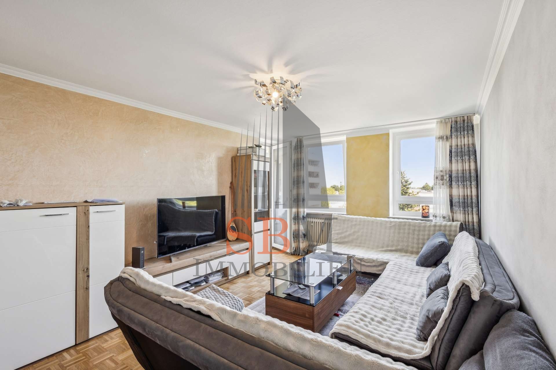 Vielseitiges Investment in Aubing: 3-Zi.-Wohnung mit Weitblick – ideal für Anleger oder Eigennutzung - Wohnzimmer mit Balkon Zugang