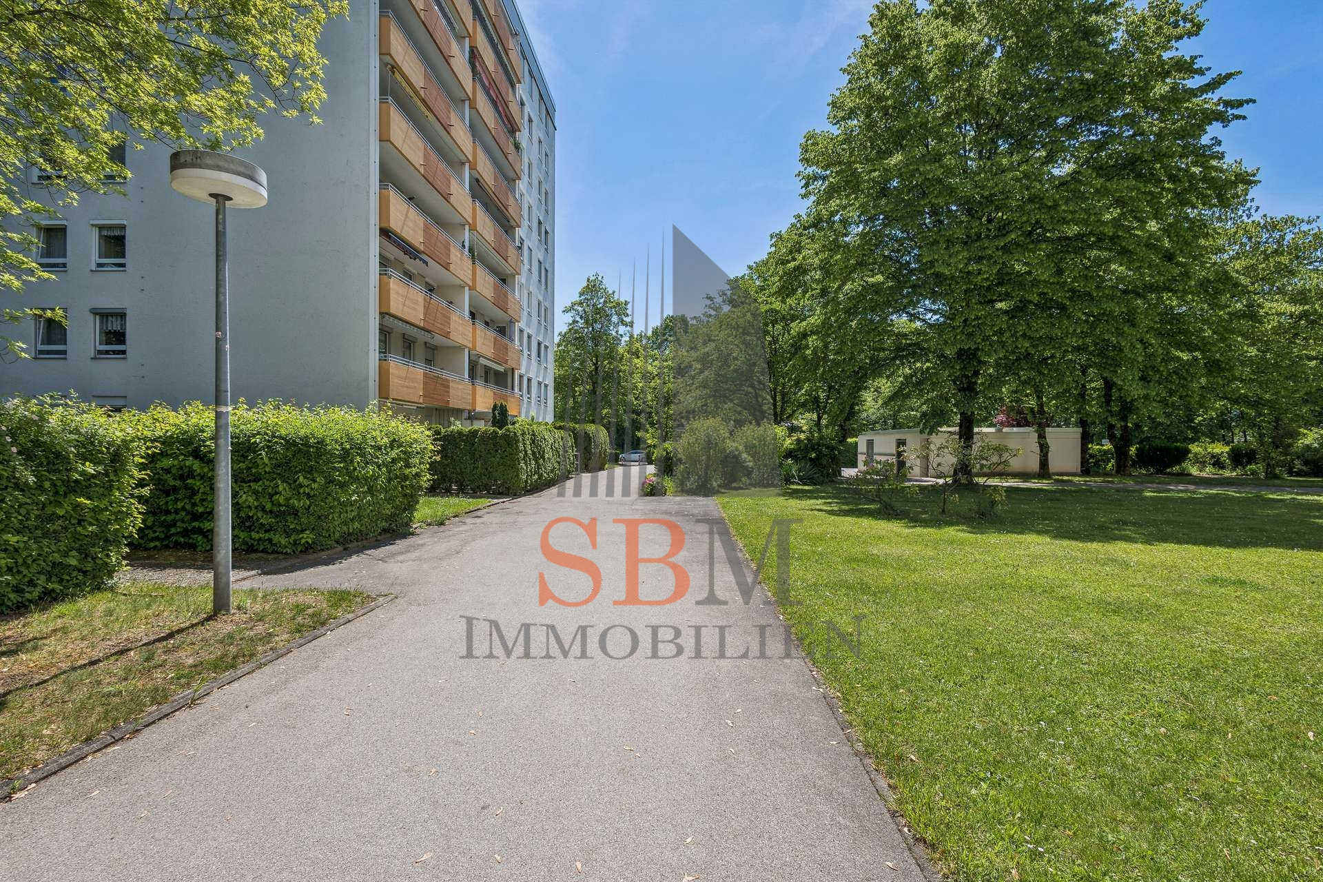 Vielseitiges Investment in Aubing: 3-Zi.-Wohnung mit Weitblick – ideal für Anleger oder Eigennutzung - Hauszugang