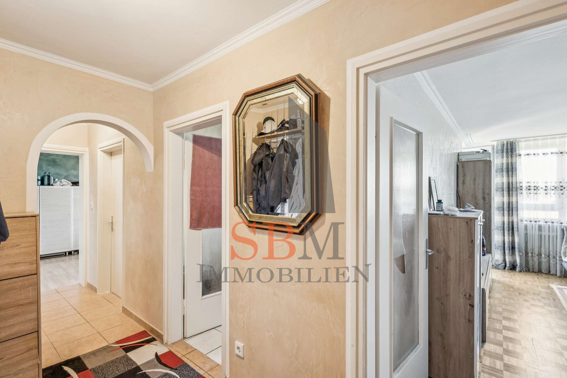 Vielseitiges Investment in Aubing: 3-Zi.-Wohnung mit Weitblick – ideal für Anleger oder Eigennutzung - Flur