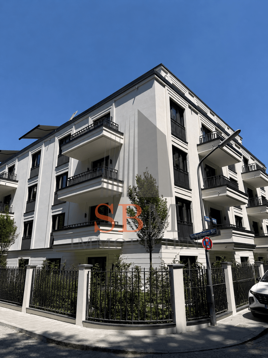 Ein Solitär! Der Zenit des Wohnens: hochkarätige 3-Zi.-Gartenwohnung in Alt-Bogenhausen - Außenansicht