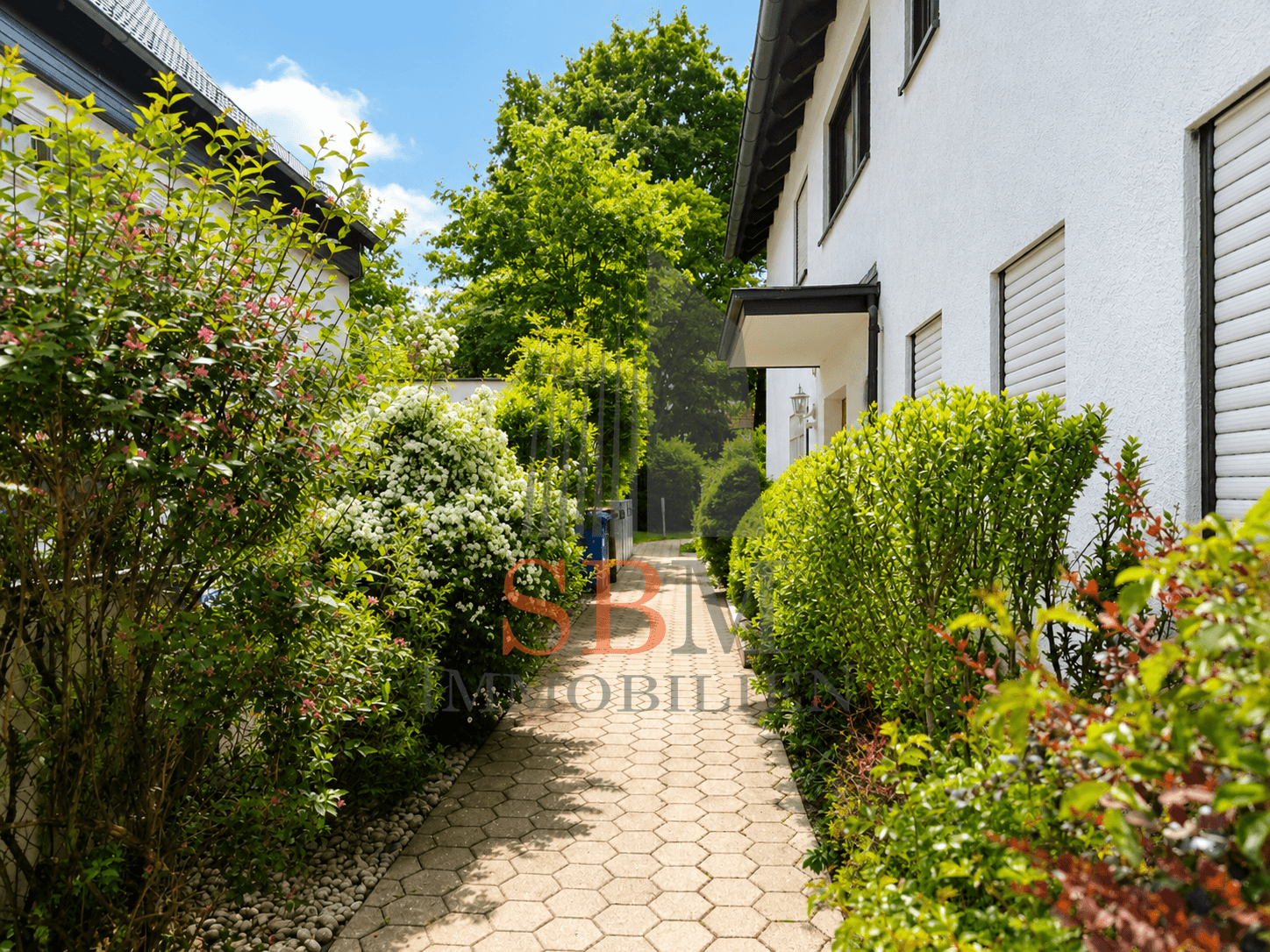 Zum Sanieren : Verstecktes Gartenjuwel mit Südterrasse und viel Potenzial - Garten beim Eingang
