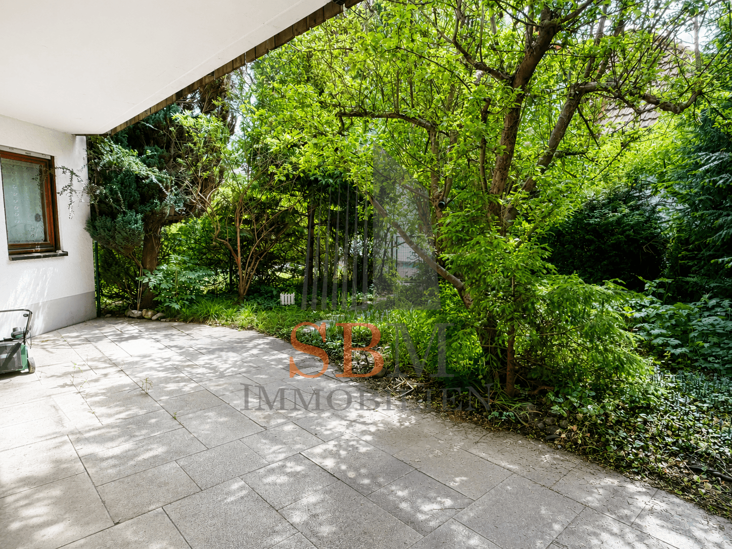 Zum Sanieren : Verstecktes Gartenjuwel mit Südterrasse und viel Potenzial - Terrasse mit Süd-Ausrichtung
