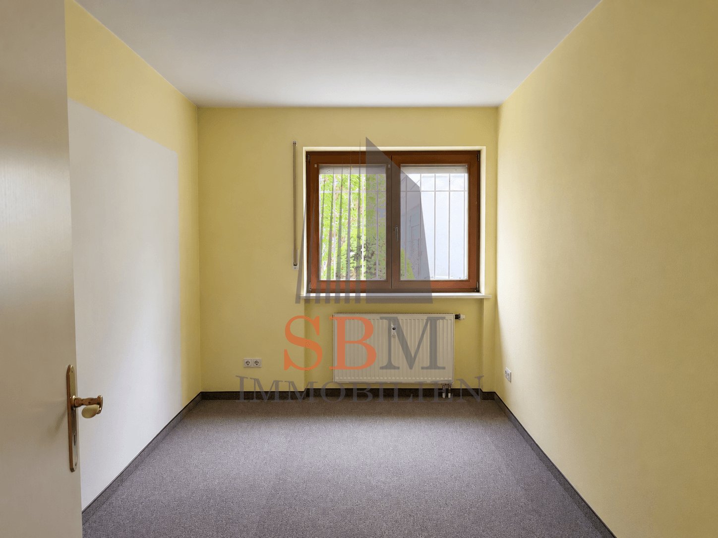Zum Sanieren : Verstecktes Gartenjuwel mit Südterrasse und Hobbyraum - Kinderzimmer / Büro